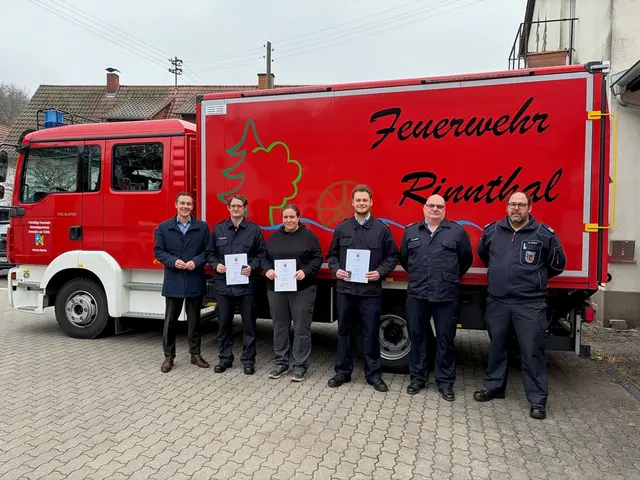 Bürgermeister Christian Burkhart (links), Wehrleiter Bernd Pietsch (rechts) und Wehrführer Bernd Knorr (2.v.r.) mit den beförderten Feuerwehrleuten | Foto: vgv