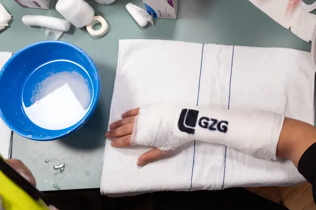 Besucherinnen und Besucher des Tags der offenen Tür durften sich unter Anleitung einen Gips anlegen | Foto: Landeskrankenhaus/Pape