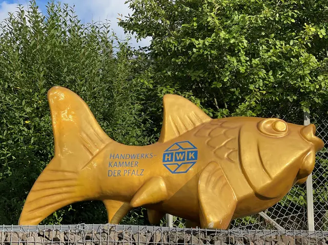 Die Stadtfische von "Fishing for Fantasy" waren eine Augenweide. Das Bild zeigt den Fisch der Handwerkskammer der Pfalz | Foto: Jennifer Höning