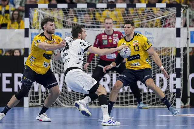 Steven Plucnar (links) und Sebastian Heymann (rechts) versuchen den Kieler Nikola Bilyk (Mitte) am Wurf zu hindern. | Foto: Zimmermann/PIX-Sportfotos