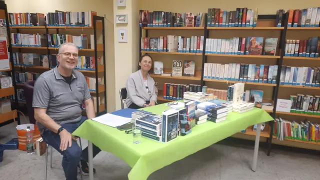 Barbara Hennl-Goll und Jürgen Haber von der Bücherinsel Schwetzingen/Brühl  in der Zweigstelle der Stadtbibliothek Friedrichsfeld | Foto: Kristin Hätterich 