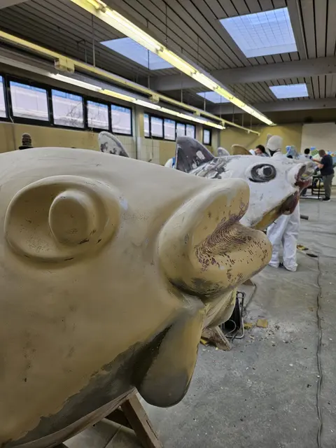 Fisch-Skulptur aus Glasfaser wird an der BBS I in Kaiserslautern für das Stadtjubiläum 2026 grundiert: Die Schülerinnen und Schüler säubern und grundieren die Fische

 | Foto: Stadt Kaiserslautern/gratis