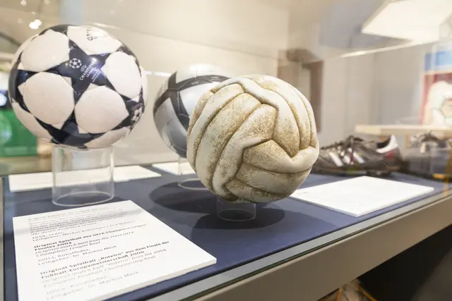 Original Spielball der Weltmeisterschaft 1954. FCK Museum/Privatleihgeber. 
 | Foto: Foto: Hans-Georg Merkel