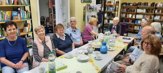 Kaffee mit Buch in der Stadtbibliothek Mannheim-Friedrichsfeld | Foto: Kristin Hätterich 