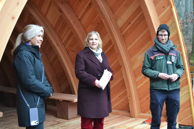 Landrätin Dr. Susanne Ganster, Klimaschutzministerin Katrin Eder, Florian Kemkes (Leiter im Forstamt Westrich) und Tina Klein ("Holz von Hier") (von links) bei der Einweihungsfeier  | Foto: Frank Schäfer