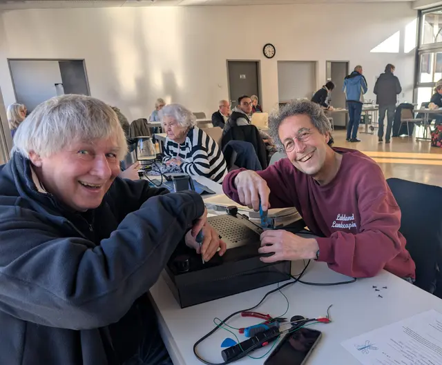 Hans-Peter (li) und Bernard  (re) sind gemeinsam am schrauben | Foto: PixelMover-Foto Uwe Zimmermann