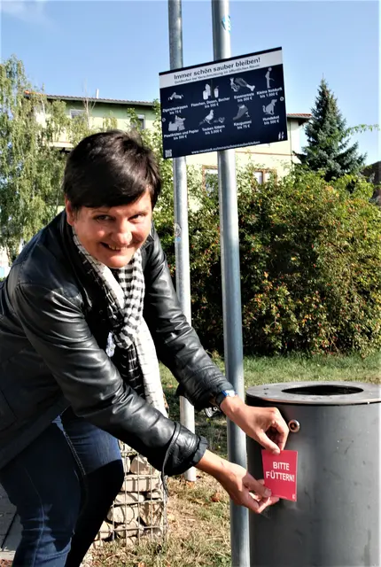 Die im letzten Jahr gestartete Kampagne „Unsere saubere Stadt“ der Stadt Neustadt, vorgestellt von Umweltdezernentin Waltraud Blarr, ging mir der Aufstellung von Hinweisschildern einher, die über die Höhe der jeweiligen Bußgelder informieren. Eine illegal entsorgte Zigarettenkippe wird zum Beispiel mit bis zu 75 Euro geahndet.  | Foto: Markus Pacher
