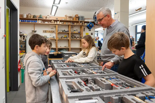 Die Ingenieurinnen und Ingenieure von morgen? Grundschulkinder entdecken Technik. | Foto: Kwiatek/KSB