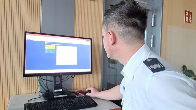 Dominik Gebhardt zeigt das Modulare Warnsystem (MoWaS): Damit können Warnmeldungen innerhalb von Sekunden an betroffene Gebiete gesendet werden | Foto: Monika Klein