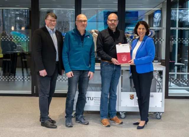 Von links: Prof. Roland Ulber (Dekan Maschinenbau &amp; Verfahrenstechnik), Prof. Werner Thiel (Vizepräsident für Forschung und Innovation), Prof. Martin Ruskowski (Leiter des Lehrstuhls für Werkzeugmaschinen &amp; Steuerungen WSKL) und Daniela Schmitt (Wirtschaftsministerin Rheinland-Pfalz). | Foto: SmartFactory-KL