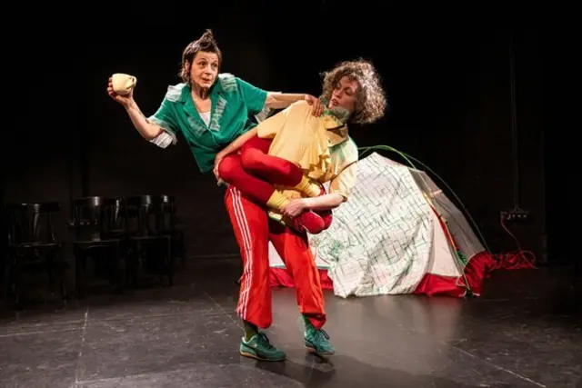 Giuseppina Tragni und Sarah Herr in artistischer Pose | Foto: Lys Y. Seng