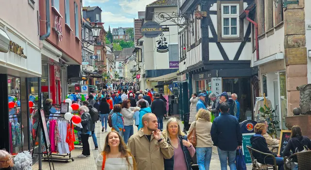 Verkaufsoffene Sonntage 2026 in der Pfalz und Nordbaden – hier finden Sie alle Termine zum Einkauf am Sonntag mit geöffneter Innenstadt. Das Foto zeigt die historische Fußgängerzone von Neustadt an der Weinstraße. | Foto: Eva Bender