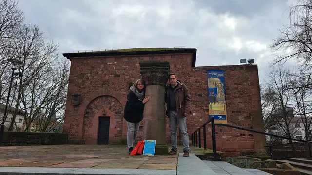 Kerstin Brechtel (links) und Thomas Klöckner laden zu den kostenlosen Führungen der Barbarossa-Gästeführer Kaiserslautern anlässlich des Weltgästeführertags 2026 ein | Foto: Monika Klein