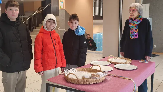 Die Vorsitzende des Fördervereins der Realschule plus Winnweiler gibt die leckeren Berliner aus | Foto: ASRplus Winnweiler