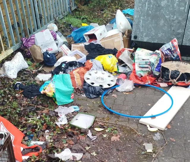 Illegale Müllablagerung auf einem Gehweg in Kaiserslautern | Foto: Stadtbildpflege Kaiserslautern/gratis