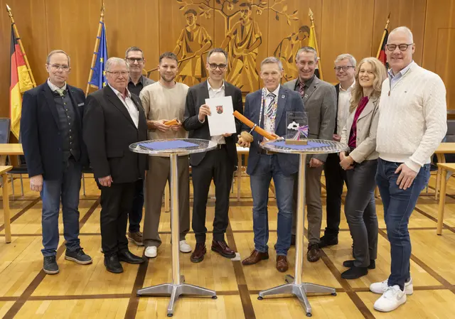 Die Übergabe des Förderbescheids: Mit einer Millionenförderung kann der Landkreis Kaiserslautern den Glasfaserausbau vorantreiben. Das Foto zeigt  Staatssekretär Denis Alt (Mitte), Landrat Ralf Leßmeister (rechts daneben) und weitere Vertreter des Landkreises 
 | Foto: Kreisverwaltung, Reiner Voss/gratis