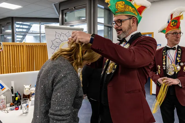 Anette Pawliczek, Filialleiterin der VR Bank wird zum-ordentlichen Menschen gemacht  | Foto: Wolfgang Neuberth