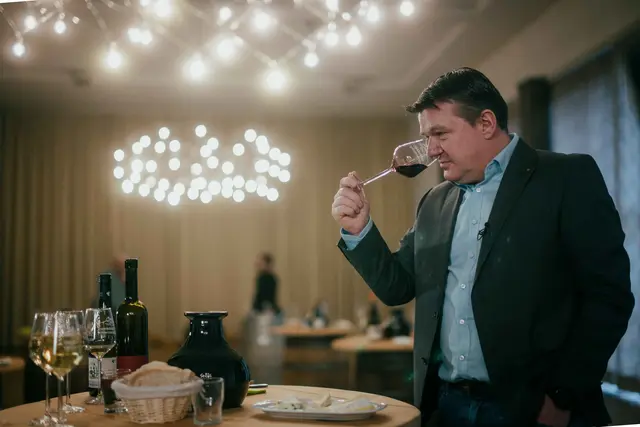 Am 21. Februar 2026 stellt der Weinsensoriker Dr. Steffen Michler (Michlers Haus der Guten Weine) ab 19 Uhr im Dürkheimer Riesenfass ausgewählte Rieslinge der Bad Dürkheimer Weinbaubetriebe vor und unternimmt mit allen Weininteressierten eine geschmackliche Reise durch die Riesling-Lagen der pfälzischen Kurstadt. | Foto: Simon Stöckel