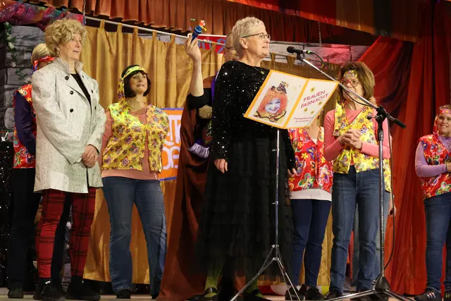 Bezirksbeirätin Andrea Sliwka (SPD) steuerte unter dem tosenden Applaus aller Anwesenden noch einmal zusätzliche 1111 Euro dazu  | Foto: Wolfgang Neuberth