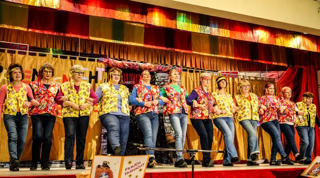 die mitwirkenden Frauen, Sieglinde Feurer, Beate Gaddum, Karin Gwiazdowski, Helga Herrwerth, Yvonne Jacobi, Rosanna Masé, Gisela Schneider, Gaby Stuhlmacher, Brigitte Teschke sowie Neuzugang Lydia Waiditschka) (1 von 1) | Foto: Wolfgang Neuberth