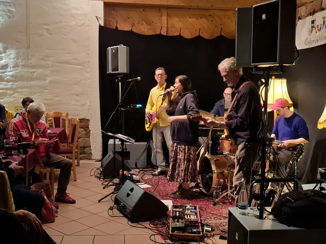 SISA Brothers mit Sängerin Fatma Tazegül | Foto: Brigitte Melder