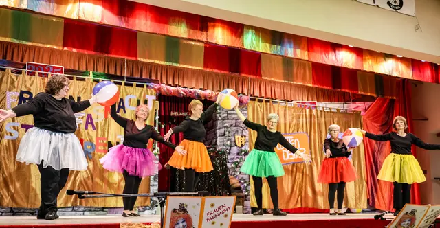 Tanznummer „Beach Ball Ballett“ Wasserbälle nahezu schwebelos erscheinen. | Foto: Wolfgang Neuberth