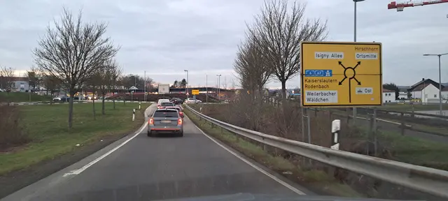 Wegen Sanierungsarbeiten am Kreisverkehr Weilerbach kommt es zu einer Vollsperrung mit Umleitungen | Foto: Monika Klein