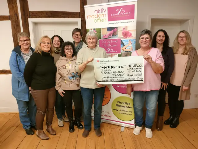 Scheckübergabe mit Gauersheimer Vorstandsmitgliedern, Kreisvorsitzende Monika Kassera und Marion Baumrucker | Foto: bes