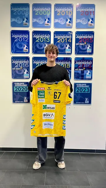 Conrad Schmitt mit seinem künftigen Trikot der Löwen | Foto: RNL