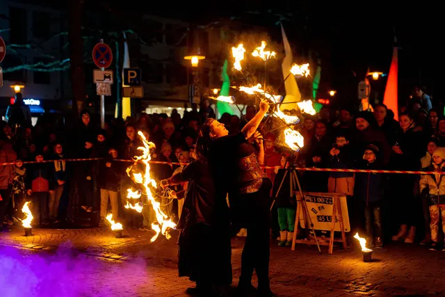 Am 28. Februar wird die Bad Dürkheimer Innenstadt von 18 bis 22 Uhr in ein ganz besonderes Licht getaucht: Bis zu zehn Meter hohe Lichtkegel, Leuchtschnecken sowie Fantasiefiguren in wechselnden Farben schmücken die Straßen zwischen Ludwigsplatz und Obermarkt zur (W)Einkaufsnacht. | Foto: Stadt Bad Dürkheim