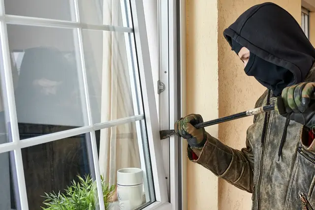 Der oder die Täter verschafften sich gewaltsam Zutritt, indem sie vermutlich mit einem Schraubendreher das Badezimmerfenster aufhebelten | Foto: Thomas Söllner/Stock.adobe.com