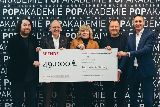 Derek von Krogh, Oberbürgermeister Christian Specht, Martina Braun, Michael Herberger und Achim Ihrig bei der Spendenübergabe (vom links). | Foto: Stadtmarketing Mannheim, Lina Kaluza