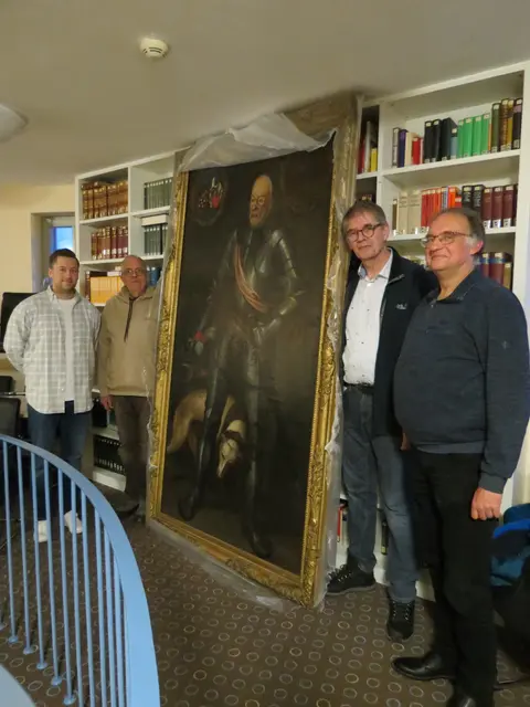 Auf dem Foto stehen (von links) Jan Hargesheimer und Hans-Joachim Bechtoldt, Boris Bohr und Wilfried Schneider seitlich des Sickingen-Gemäldes.  | Foto: Wi-Bo.