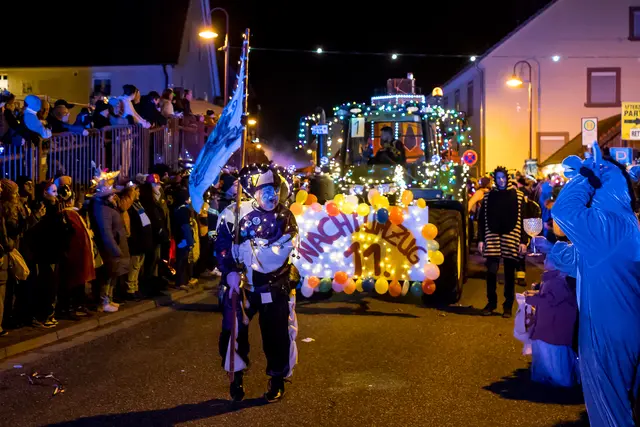 Ein leuchtender Traktor, bunte Kostüme und volle Straßen: Der 11. Merzalber Nachtumzug verwandelte den Ort erneut in eine närrische Partymeile. | Foto: Florian Schwarz
