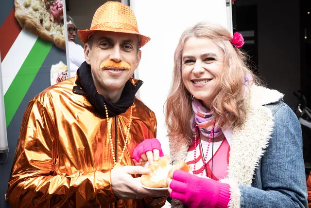 Vor dem Feiern erstmal stärken - bei einem Langos | Foto: Cornelia Bauer