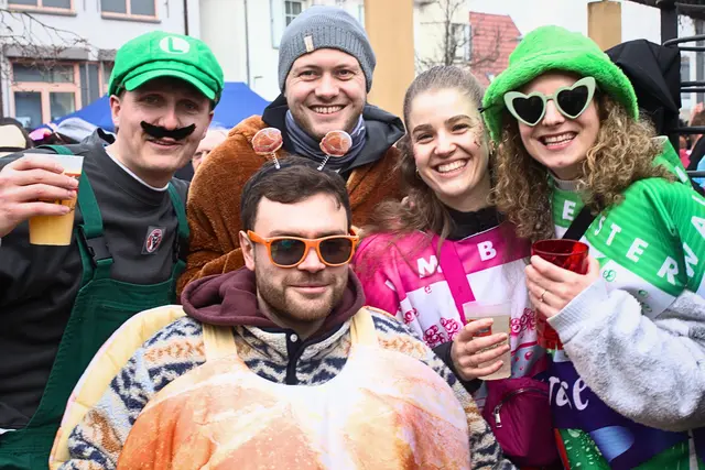 Mitten im Herzen von Schifferstadt wird ausgelassen gefeiert | Foto: Cornelia Bauer