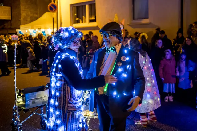 Leuchtende Kostüme und beste Laune: Besucher genießen die Atmosphäre beim 11. Nachtumzug in Merzalben. | Foto: Florian Schwarz