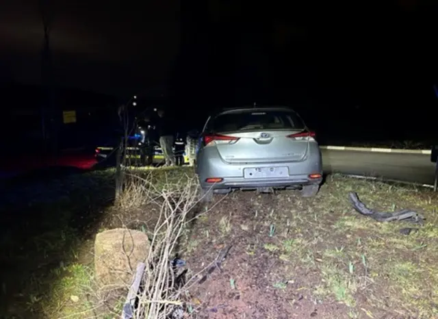 Zeugen meldeten ein stark beschädigtes Fahrzeug, das im Kreisverkehr von der Fahrbahn abgekommen und auf der Verkehrsinsel zum Stehen gekommen war | Foto: Polizeiinspektion Landstuhl