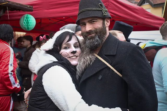 Die Feiernden lassen sich nicht zweimal bitten | Foto: Cornelia Bauer