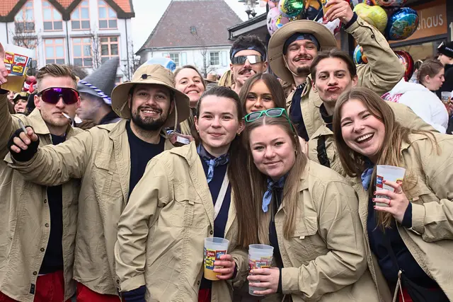 Gruppen posieren lachend für Erinnerungsfotos | Foto: Cornelia Bauer