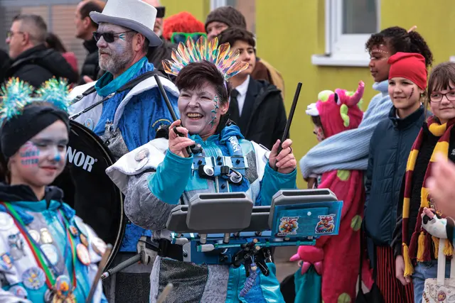  Faschingsumzug bringt Bellheim zum Glitzern und Strahlen | Foto: Paul Needham