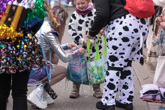  Faschingsumzug in Bellheim 2026 - für die Kiddies gabs Kamelle | Foto: Paul Needham