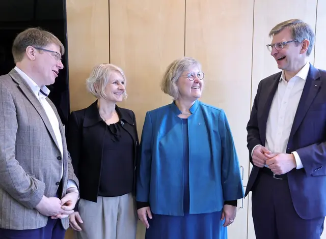 Heike Springhart (2 von links) mit Daniel Wensauer-Sieber (swsp transform) (von rechts), Elke Sieber (swsp transform) und Jörg Schröder (Caemmerer Lenz) | Foto: Foto: JoDo (Jörg Donecker)
