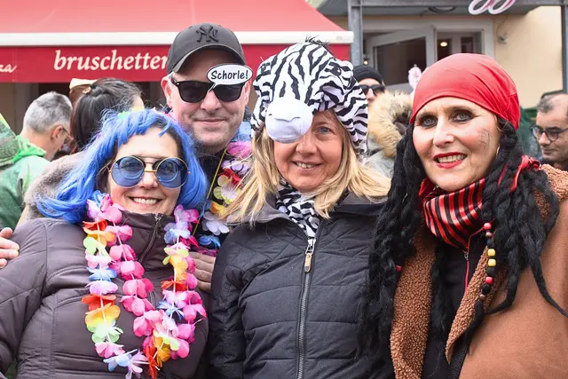 Zwischen DJ-Pult und Getränkestand wird getanzt und gelacht | Foto: Cornelia Bauer