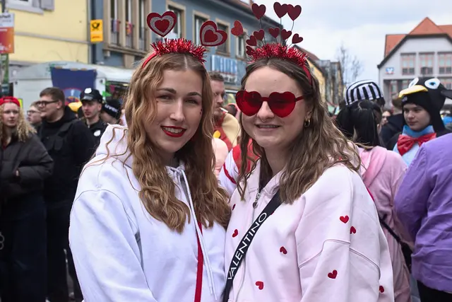 Bunte Kostüme prägen das Bild auf dem Schillerplatz | Foto: Cornelia Bauer