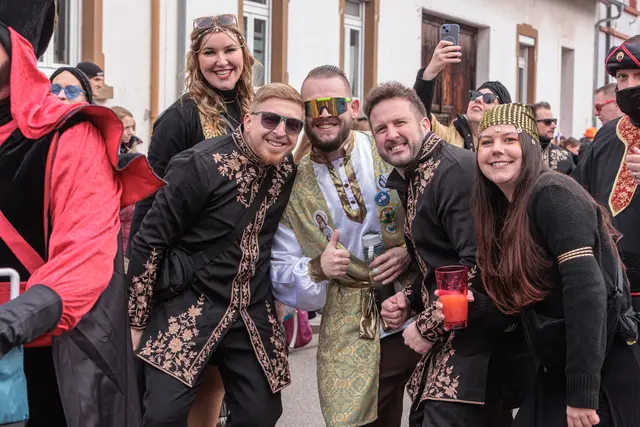  Faschingsumzug bringt Bellheim zum Glitzern und Strahlen | Foto: Paul Needham