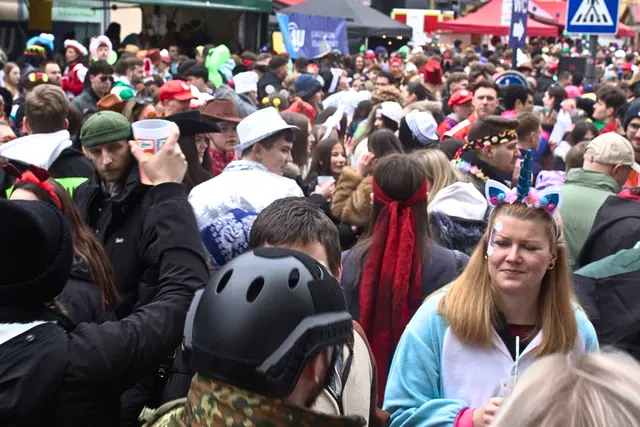 Zeitweise konnte man sich auf dem Schillerplatz nur noch durch die Menge schieben lassen | Foto: Cornelia Bauer