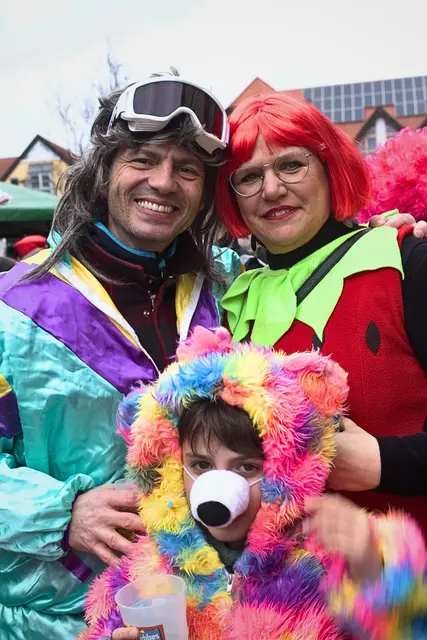 Bunte Kostüme prägen das Bild auf dem Schillerplatz | Foto: Cornelia Bauer
