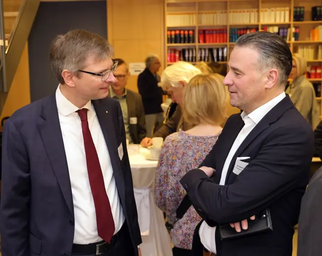 Vor und nach dem Talk im Austausch - hier Jörg Schröder (Caemmerer Lenz) im Gespräch mit Marc Sesemann (Sparkasse Karlsruhe) | Foto: Foto: JoDo (Jörg Donecker)