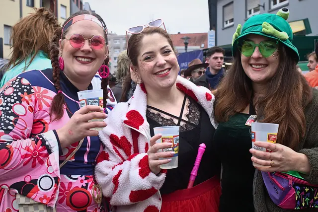 Ein Meer aus bunten Farben prägt das Straßenbild | Foto: Cornelia Bauer